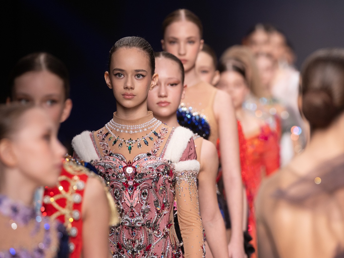 Первый день Московской недели моды: автогонки, королевский Версаль и русское приданое